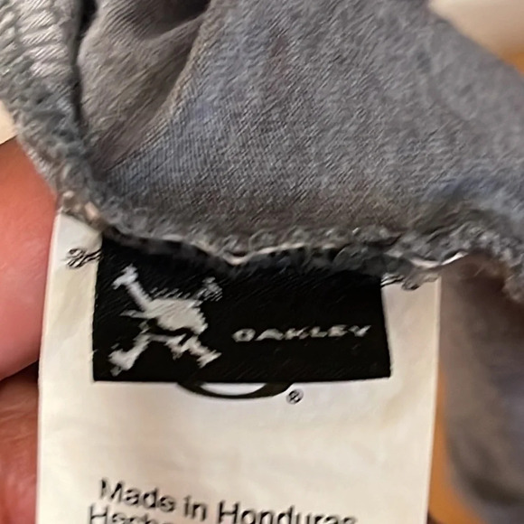 Oakley Men’s Gray XL Tee Shirt With Camo Front Pocke - Picture 6 of 7